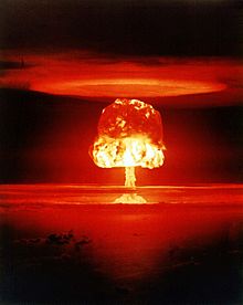 Atombombentest „Romeo“ (Sprengkraft 11 Megatonnen TNT-Äquivalent) am 27. März 1954 auf dem Bikini-Atoll (https://de.wikipedia.org/wiki/Kernwaffe) cc